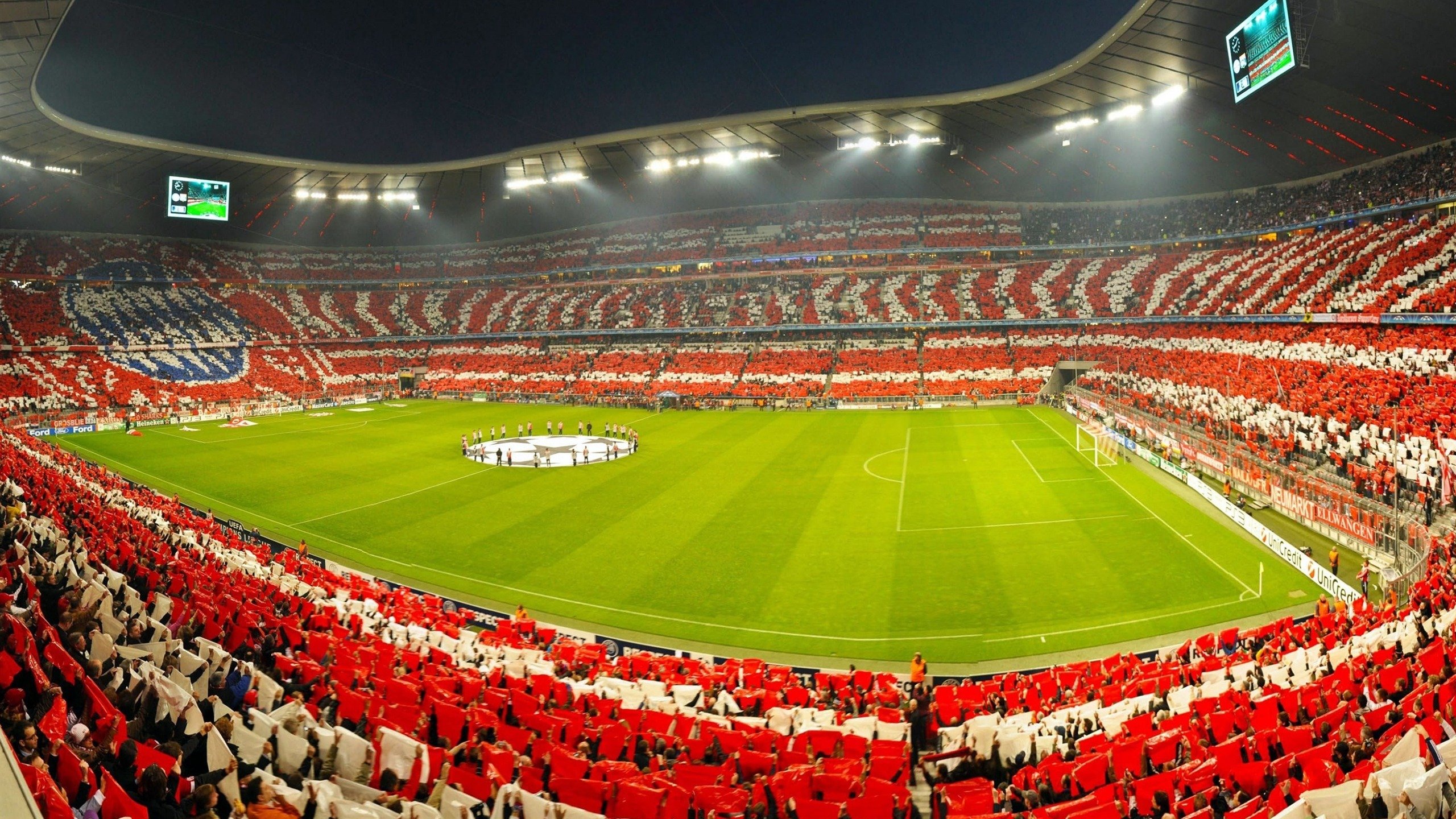 跨界之夜，当欧冠淘汰赛的绿茵场，映出库里的三分弧线