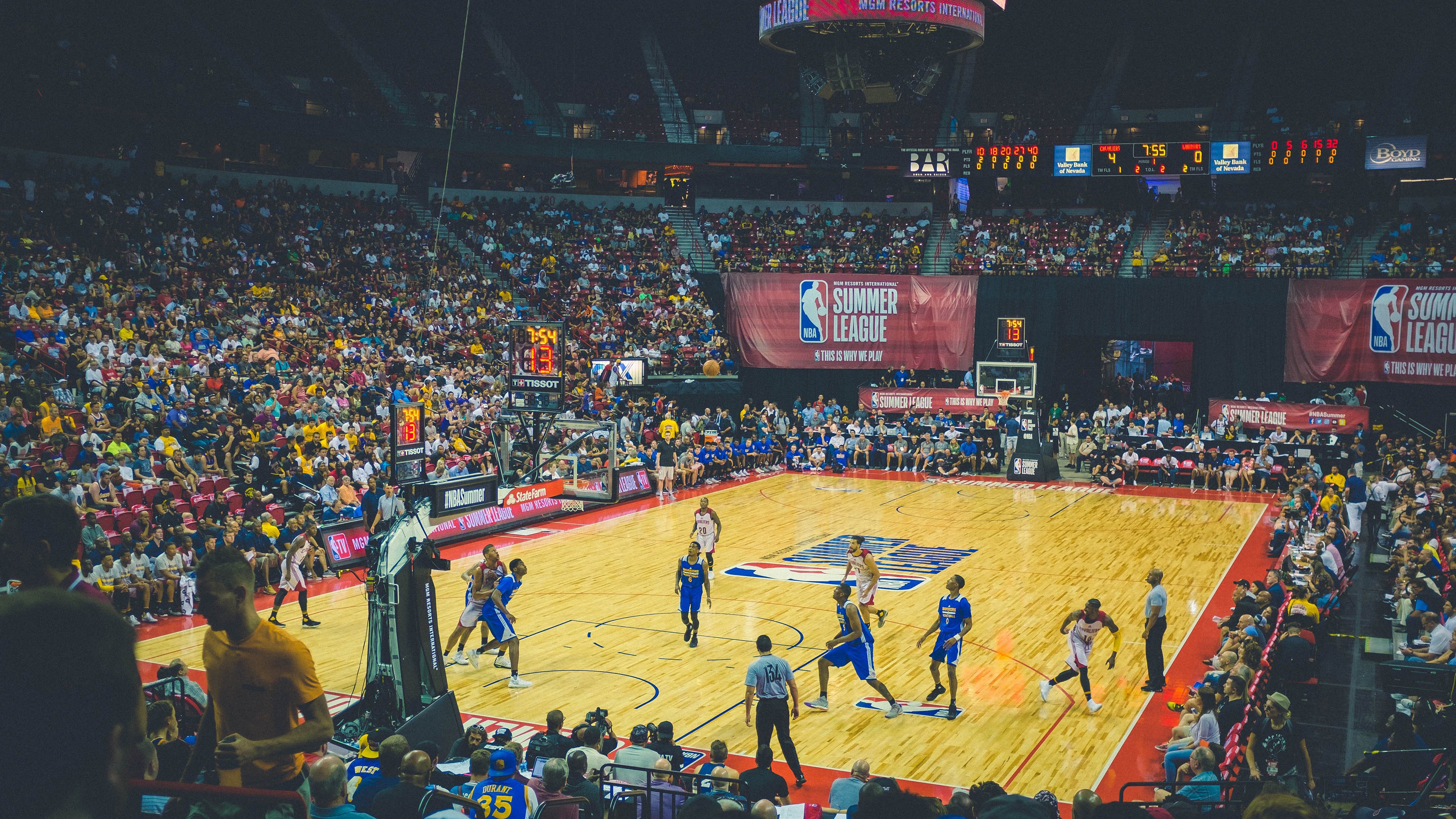 骑士的铁骑踏碎雷霆青春,布克却在F1赛道完成了另一种接管—当传统荣耀碰撞科技革命